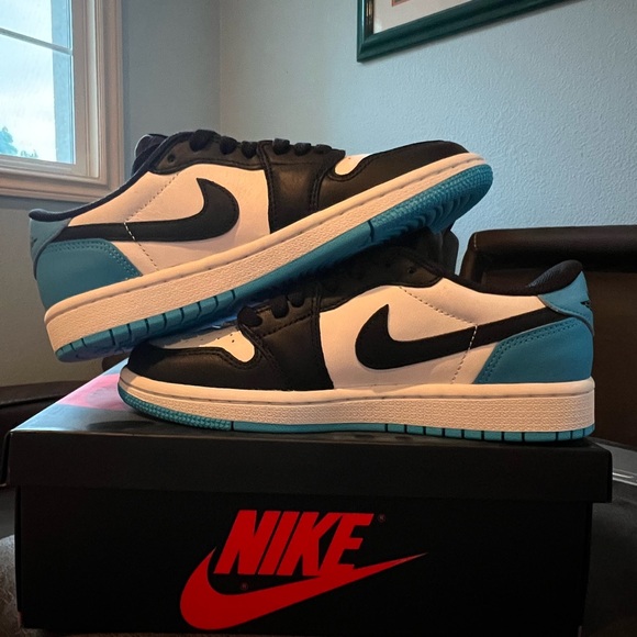 Jordan 1 Retro Low OG
Black Dark Powder Blue
men’s 6.5
women’s 8 - Picture 2 of 5
